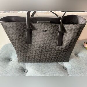 BNWT DKNY TOTE PURSE WITH WROST CLUTCH INSIDE
